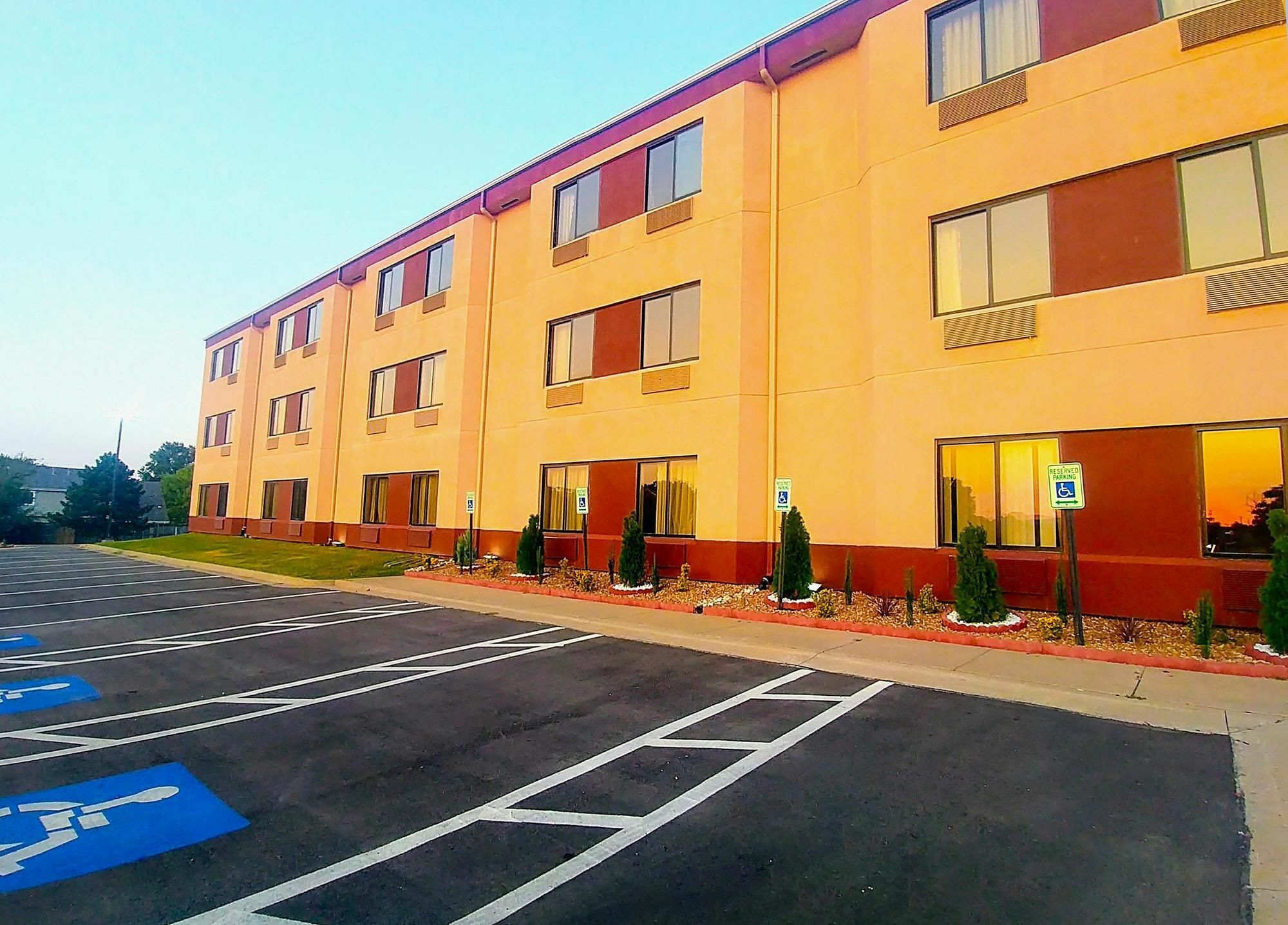 Americas Best Value Inn And Suites Lee'S Summit-Kansas City Zewnętrze zdjęcie
